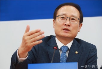 [사진]홍영표 민주당 신임 원내대표 기자간담회