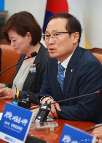 [사진]답변하는 홍영표 신임 원내대표
