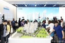 쌍용건설 용마산역 분양 단지, 견본주택 ‘북새통’