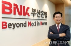 직원들과 이심전심 소통경영하는 빈대인 부산은행장