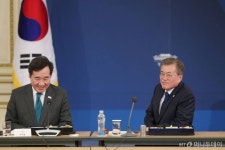 文대통령, 李총리 주례회동 내각이 일자리·고용문제 최우선 대응