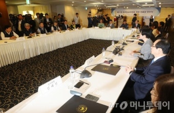 노동계 빠진 최저임금委 첫 전원회의, 내년도 최저임금 논의 착수