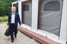 [사진]야영장 워크숍 참석하는 김동철 비대위원장