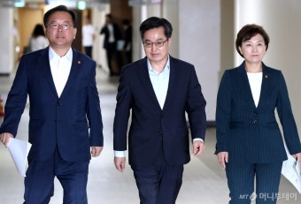[사진]브리핑 갖는 김동연 부총리와 김부겸, 김현미 장관