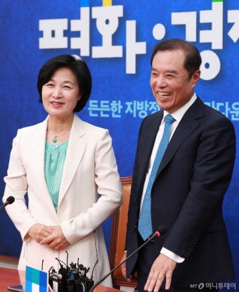 [사진]밝은 표정의 추미애-김병준