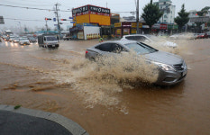 더위 폭탄에 이어 물폭탄…아수라장 된 강릉