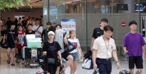[사진]국내선 항공편 운행, 김포공항 도착하는 여행객들