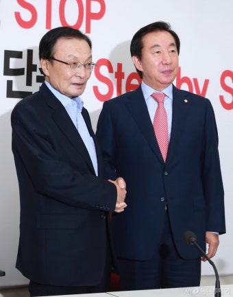 [사진]악수하는 이해찬 신임대표-김성태 원내대표