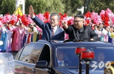 만나자 마자 시작한 회담..文대통령-김정은의 '벤츠 카퍼레이드'(상보)