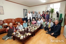 삼청경로당 영부인은 처음이네..文대통령 부부의 장수카드