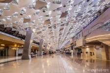 더 빠르고 안전해진 '김포공항', 10년 리모델링 마치고 오늘 새 개장(영상)