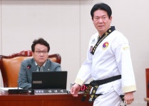 [사진]이동섭 의원, 태권도복 입고 국감 참석...국기 지정법 본격 시행