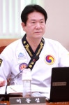 [사진]이동섭 태권도복 입고 근엄하게
