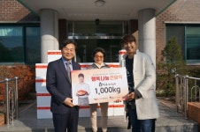 중기유통센터, 아동복지센터에 박수홍 김치 나눔행사 