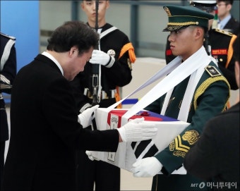 [사진]이낙연 총리, '독립유공자 유해봉송 영접'