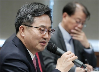 [사진]김동연 부총리, '혁신성장' 경제 라운드 테이블 참석