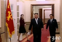 [사진]김정은 신년사 발표…검은색 정장, 김여정 모습도