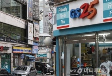 CU? GS? 어디로 갈까  편의점주 A씨의 행복한 고민 