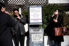 성인잡지 빼고 재떨이까지… 日편의점의 속사정