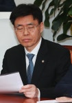 변호사최훈일법률사무소 | [사진]고발당한 최교일 '무슨 생각중?'