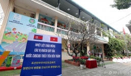 [사진]우정유치원 북 방문단 환영