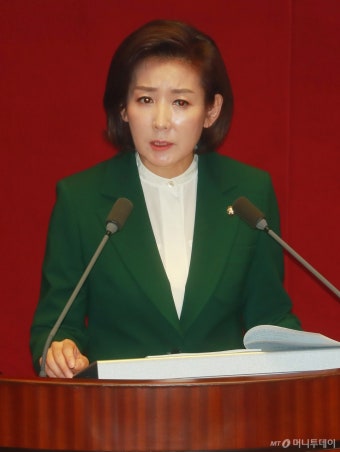 [사진]나경원 '문재인 대통령, 김정은 수석대변인'