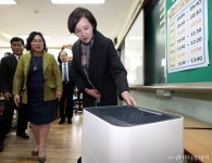 [사진]초등학교에 설치된 공기청정기 살펴보는 유은혜 부총리