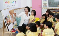 달라진 정숙씨 학교에 가다…배우자외교 눈길