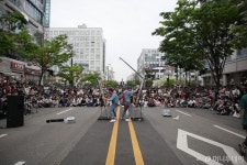 [놂] 거리에서 춤추고 그림 그려 입에 풀칠은 하냐고? (영상)