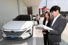 차츰 풀리는 수소 규제…車업계 셀프 충전이 중요