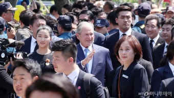 [사진]조지 부시, 시민들 속 故노무현 전 대통령 추도식 참석