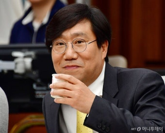 [사진]물 마시는 양정철 민주연구원장