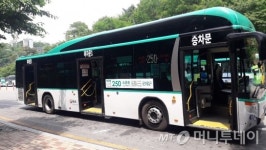 성남시 출입문 3개 달린 저상버스 도입 운행