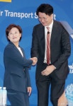LG컨설던트 김현미 | [사진]악수하는 김현미 장관-조원태 회장