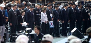 [사진]6.25 전쟁 69주년 기념식 묵념