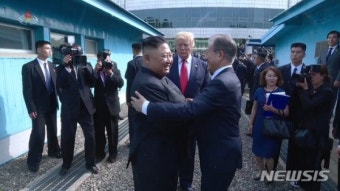 김정은, 판문점서 헤어지며 文대통령에 