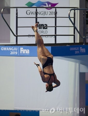 여자 10m 플랫폼 다이빙 준결승…5차 시기 현재 중국 첸 위시가 1위