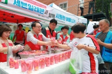 [사진]쪽방촌 나눔행사 참여한 정승인 세븐일레븐 대표