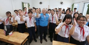 [사진]김태오 DGB금융 회장, 베트남 중학교 방문