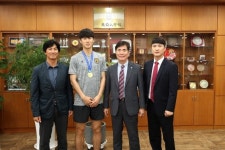 동아대 한석정 총장, 태권도 금메달리스트 강민우 선수 격려