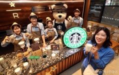 [사진]스타벅스, 20주년 맞아 이대 R 점 리뉴얼 오픈