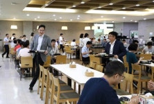 [사진]구내식당서 식사하는 이재용 부회장