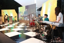 [사진] 연주에 몰입하는 대학생 밴드