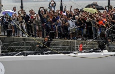 트럼프 보라… 태양광 요트로 대서양 건넌 10대