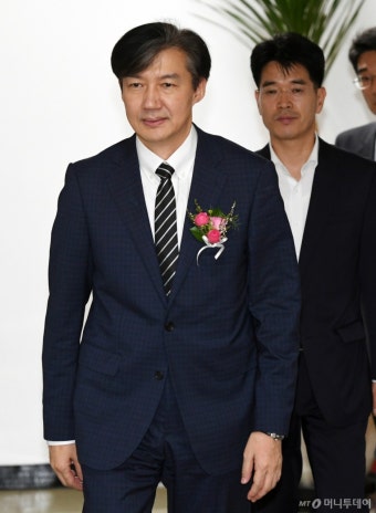 [사진]취임식장 들어서는 조국 법무부 장관