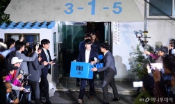 [사진]조국 장관 자택 나서는 검찰