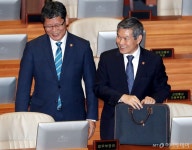 [사진]웃음 짓는 정경두-김연철