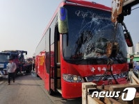 경부고속道 신갈IC 인근 관광버스 3중 추돌…36명 부상