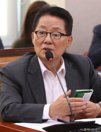 [사진]법사위 국감 질의하는 박지원