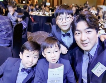 대한·민국·만세 '국민 삼둥이' 근황 공개…송일국과 인증샷